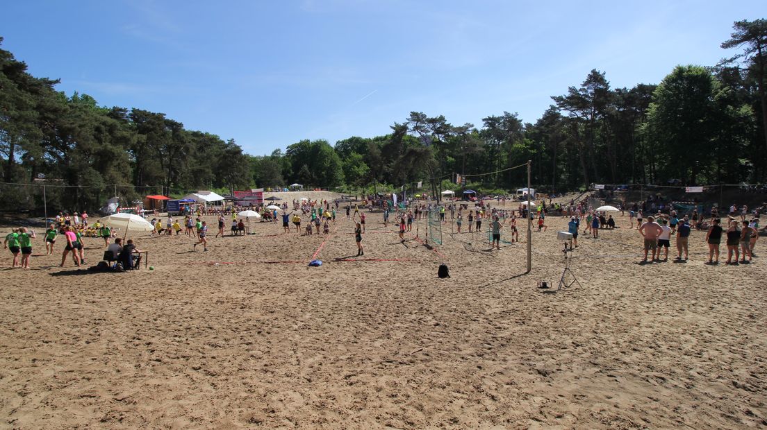 Het is lekker warm weer tijdens het Beachhandbaltoernooi (Rechten: Robbert Oosting/RTV Drenthe)