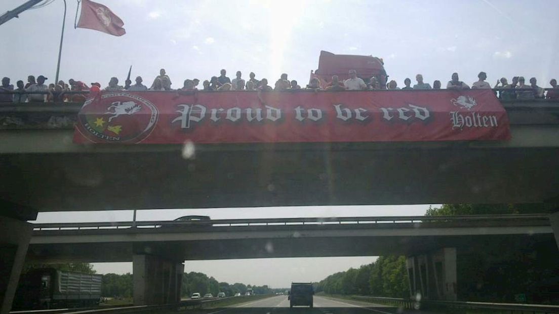 Supporters op viaduct A1