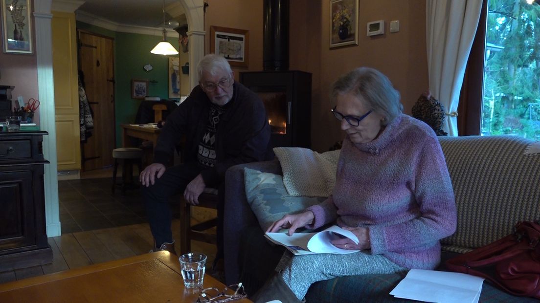 Riet Verschoor bladert, samen met één van de andere bewoners van Dennenrhode, door de stapel papieren.