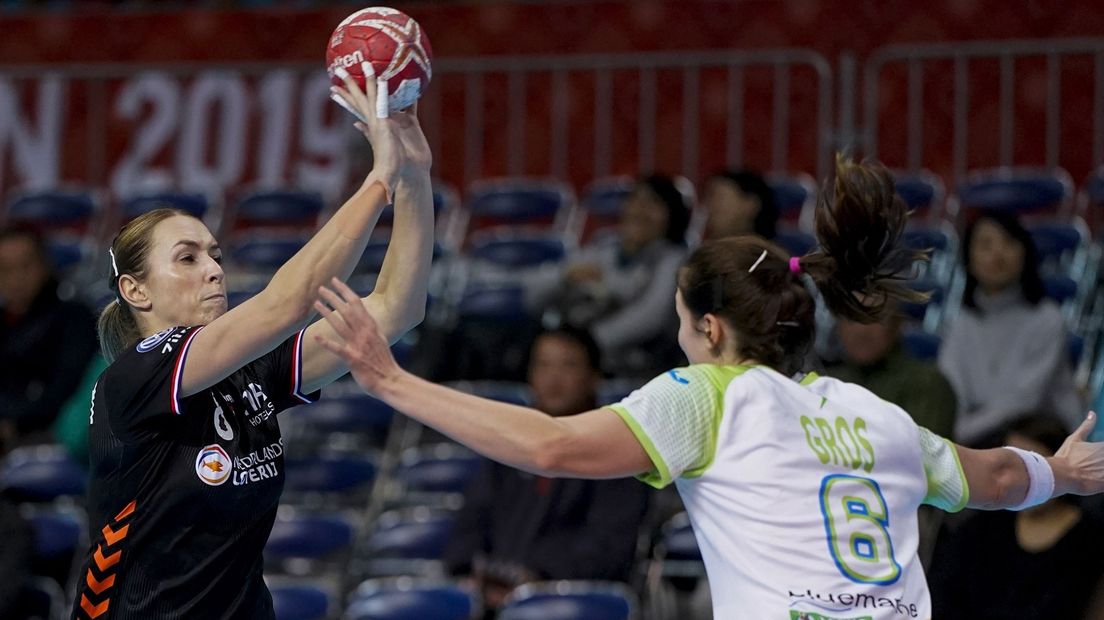 Lois Abbingh (l) in actie op het WK Handbal