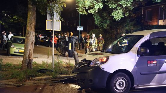 Auto belandt op zijkant na aanrijding in Soest. Auto belandt op zijkant na aanrijding in Soest.