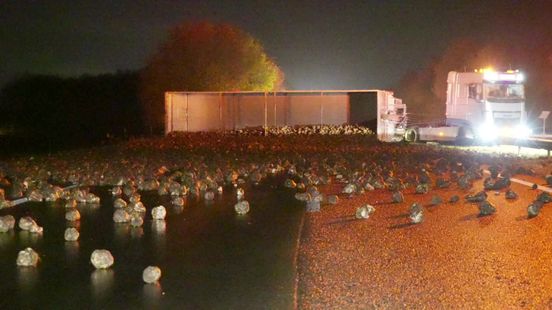 A28 ligt bezaaid met suikerbieten na ongeluk