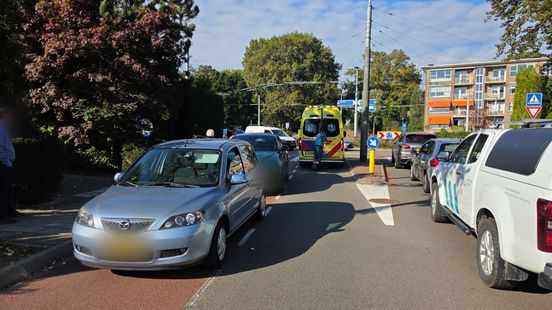 Fietser gewond na botsing met auto op rotonde in Velp