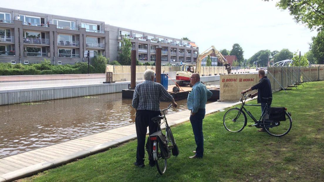 Buurtbewoners kijken naar de werkzaamheden (Rechten: RTV Drenthe/Jeroen Kelderman)