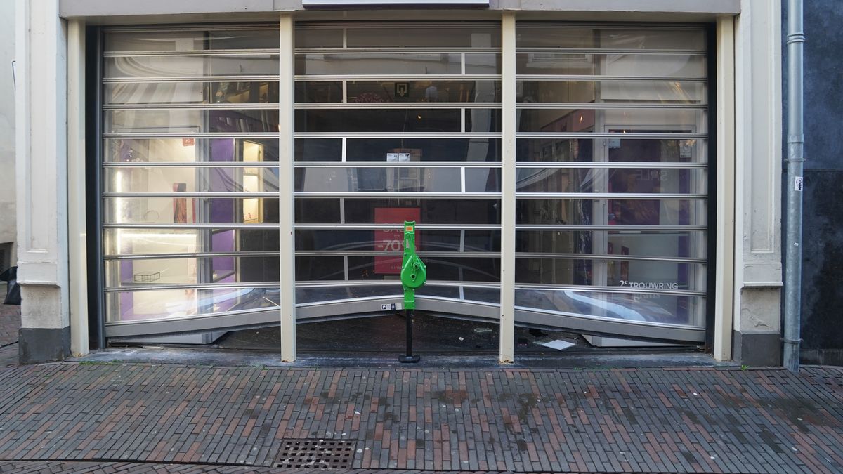 Inbraak bij juwelier in Deventer: politie sleept busje weg en vindt twee verdachten