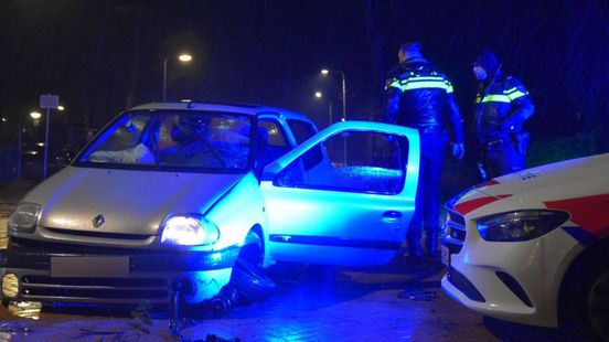 112 nieuws: Auto botst op betonblok in Tuk | Automobilist gewond bij ongeval in Almelo.