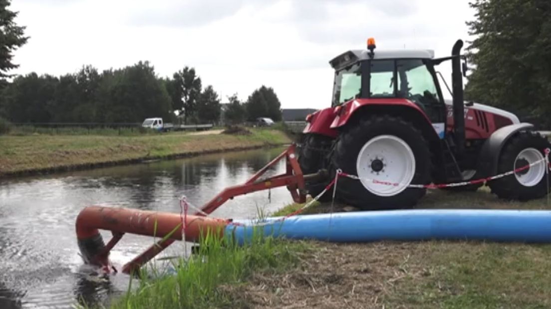 Het waterschap pompt water in de Beilerstroom (Rechten: Robert Jansema/RTV Drenthe)
