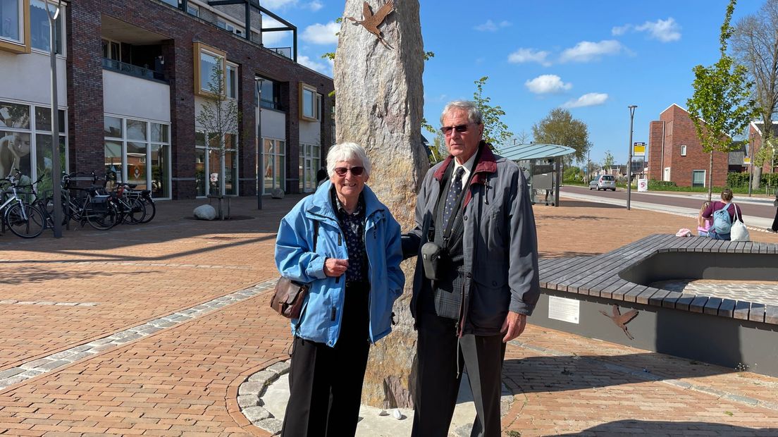 Reina Oudgenoeg poseert samen met haar man bij het monument in Roden