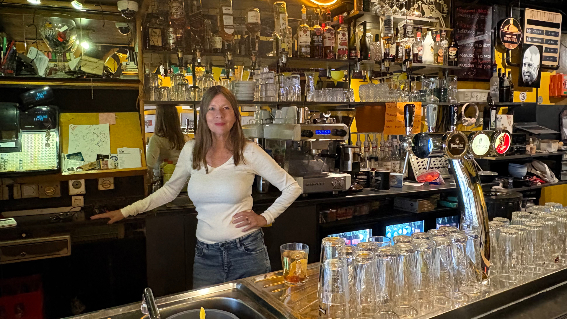 Of je nu een leeg glas hebt, of je hart moet luchten: barvrouw Linda stond altijd klaar voor de stamgasten van café Spot The Loony.