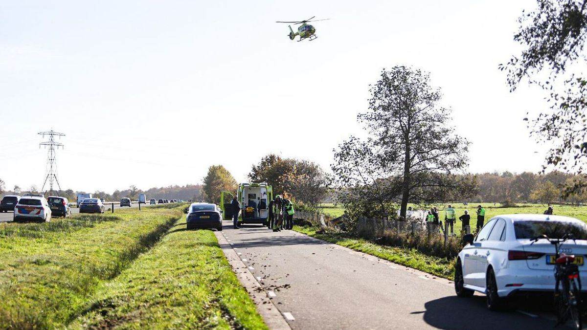 112-nieuws: Auto raakt op de kop in sloot bij Ureterp | Groot deel Opsterland zit zonder water