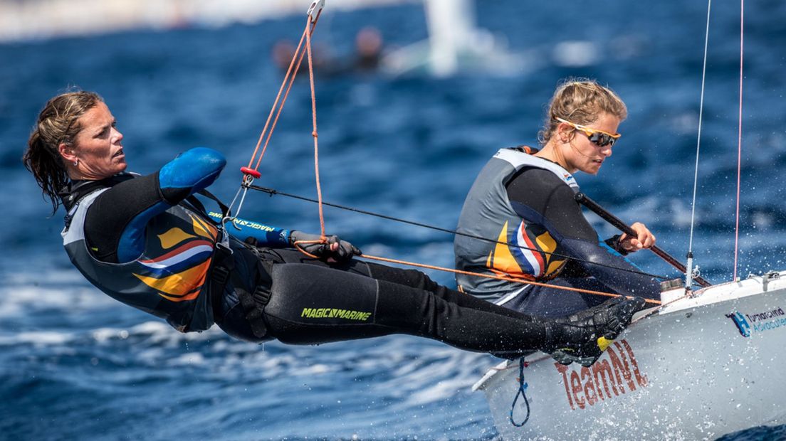 Lobke Berkhout (l) en Afrodite Zegers tijdens de Trofeo Princesa Sofia 