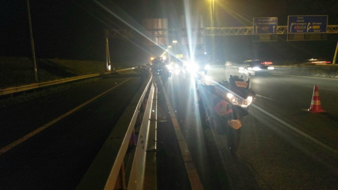 Op de A50 bij Ewijk is woensdagavond rond 19.00 uur een ongeluk gebeurd, waarbij negen auto's betrokken zijn. Daarnaast hebben verschillende auto's kapotte banden. De rechterrijstrook is dicht en dat betekent file.