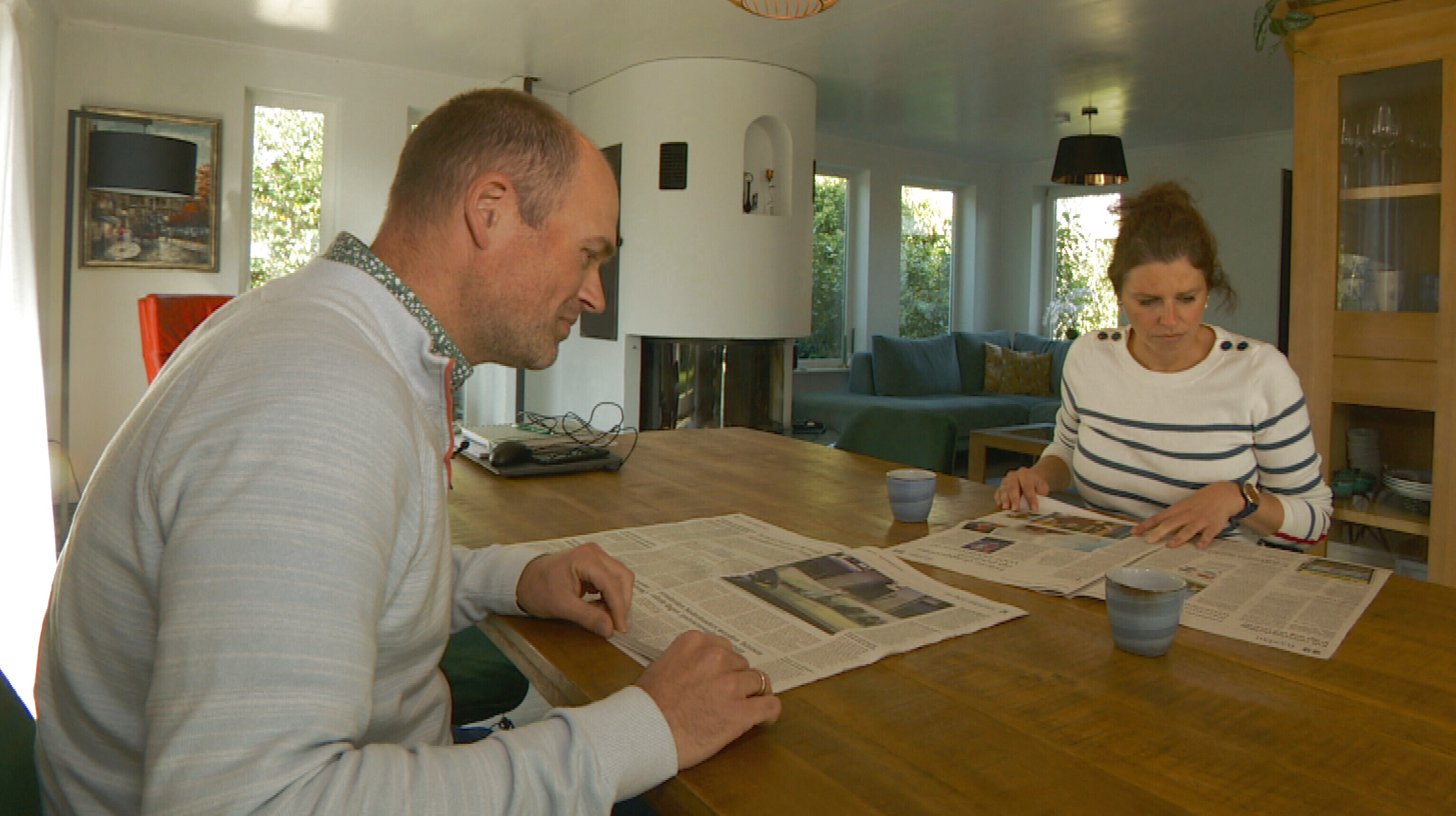 Willem en Inge Nammensma, thús yn Warkum oan de keukentafel