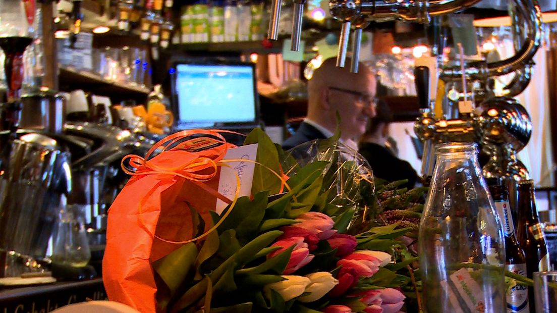 Bloemen voor de jubilerende kroegbaas Jaap de Boer uit Meppel (Rechten: RTV Drenthe / Jeppe Oostenga)