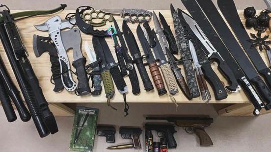 Kapmessen, bijlen en vuurwapens gevonden bij controles