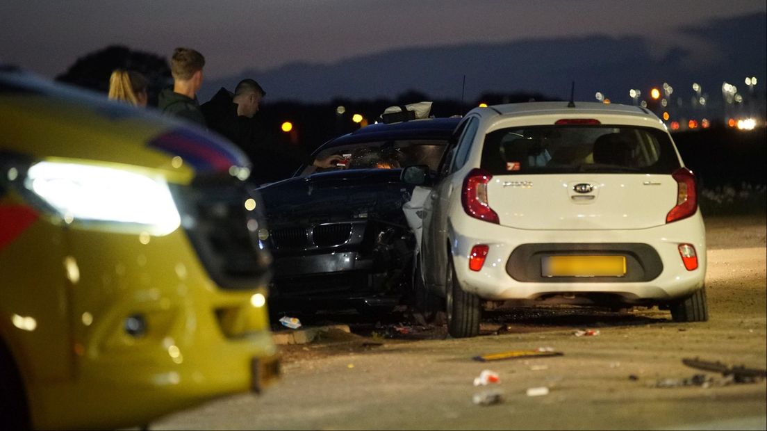 Auto rijdt in op jongeren in Deventer