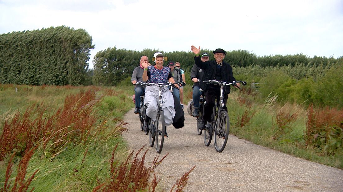 In de polder bij Kapelle, rechts Bram Nieuwenhuyzen met een touwtje om zijn hoed.