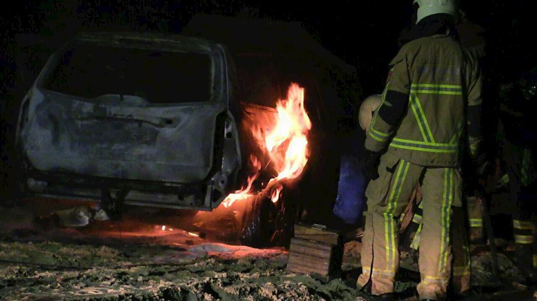 Auto brandt uit in Enschede