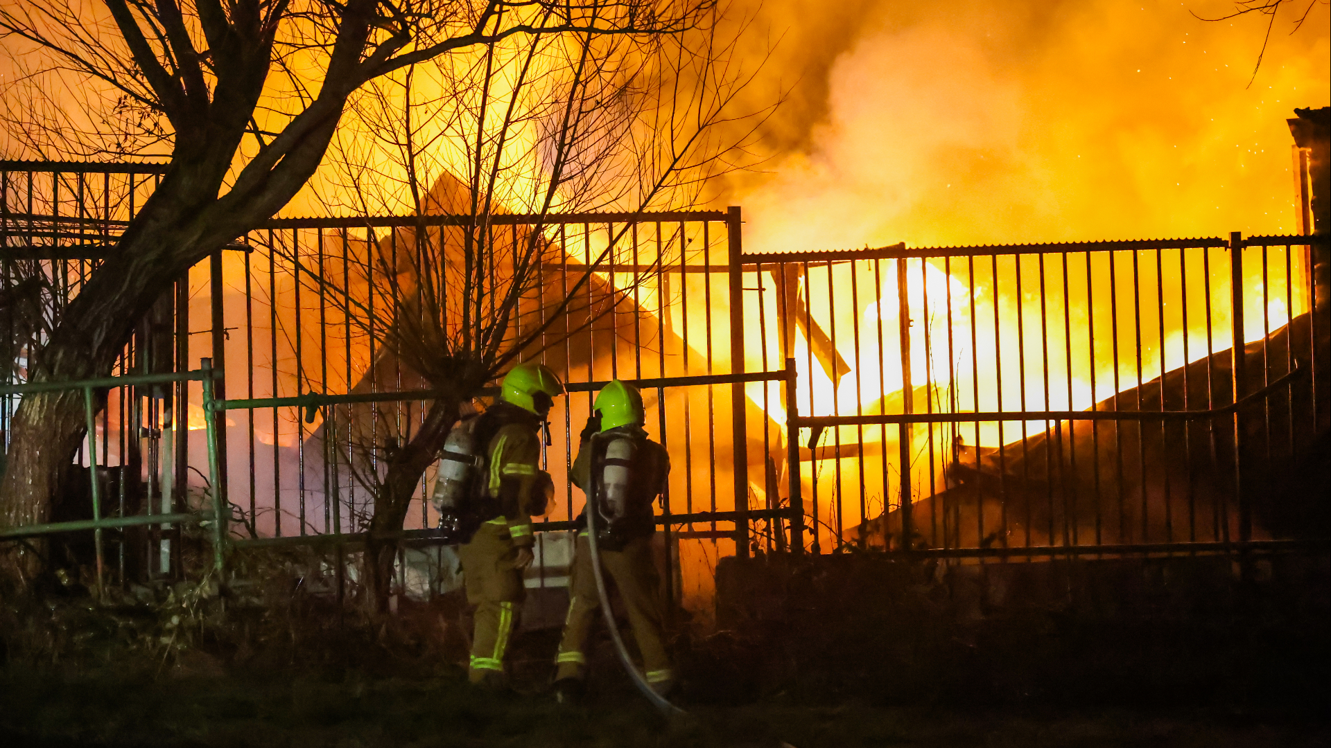 De vlammen sloegen metershoog uit de schuur
