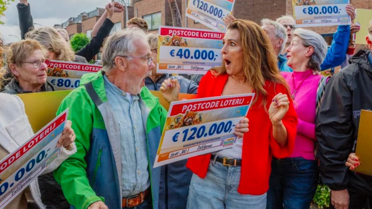 Niet één maar twee straten winnen miljoen euro in Postcode Loterij: 'Je bent mijn beste vriend, hè?'