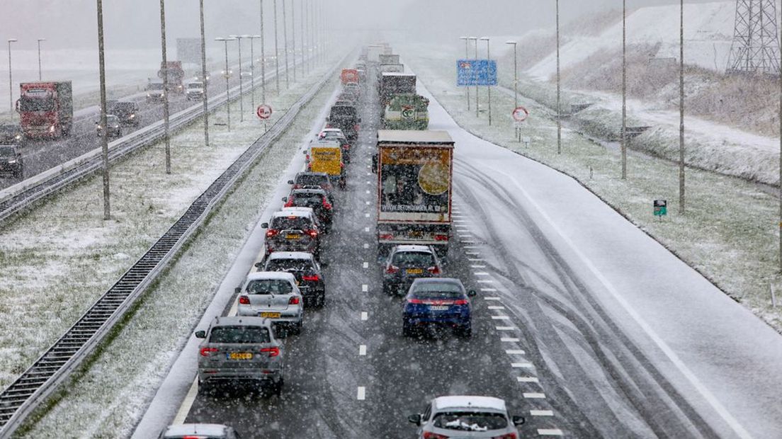 Onder meer op de A50 stond een lange file.