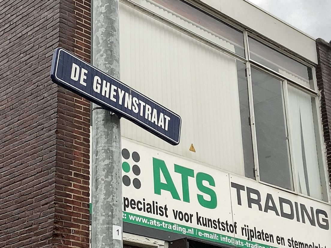 Op bedrijfsterrein 's Graveland is een onooglijk straatje naar De Gheyn vernoemd