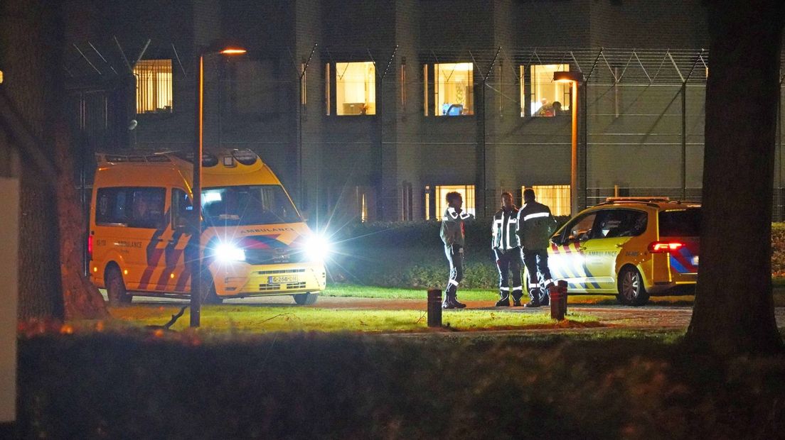 Een persoon gewond geraakt na brand bij cellencomplex Veldzicht in Balkbrug