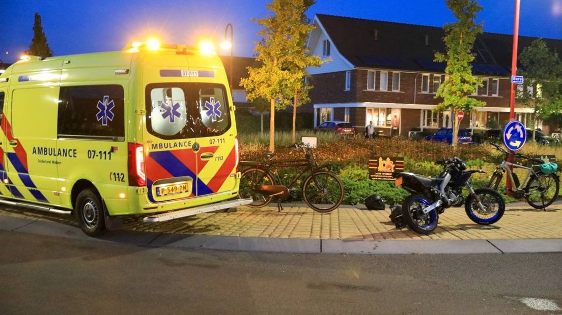 De bijrijder van de brommer raakte gewond