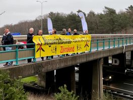 Windmolenprotest bij A28: 'Windturbines maken mensen ziek met hun geluid'