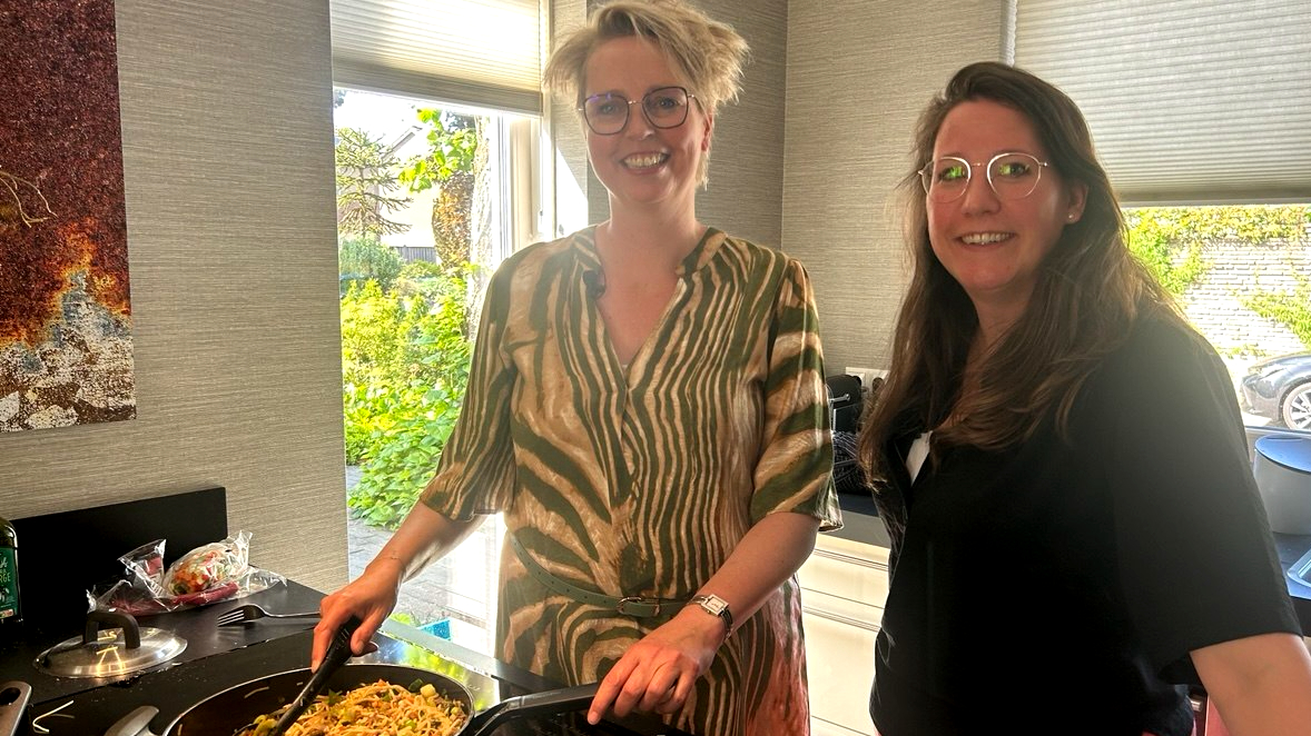 Irene van der Vegte (links) kookt vaak een portie extra voor Pak-je Bakje.
