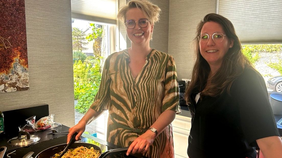 Irene van der Vegte (links) kookt vaak een portie extra voor Pak-je Bakje.