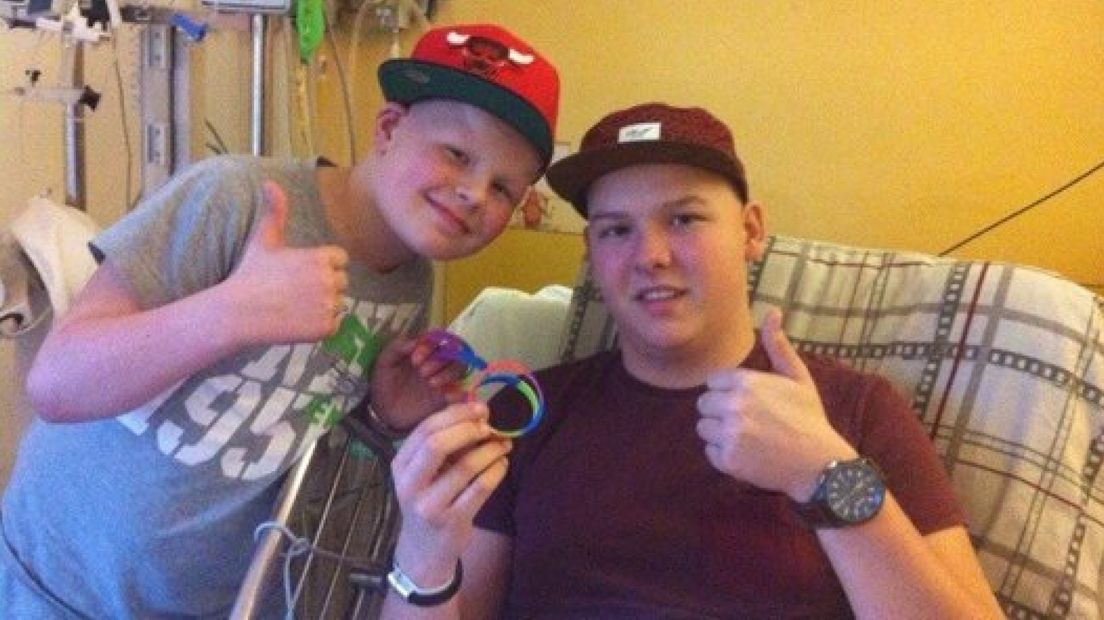Dirk en Youri trots op opbrengst polsbandjes
