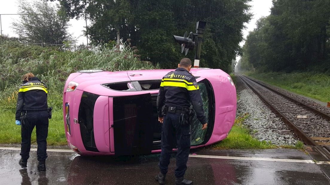 Auto op z'n kant bij ongeluk in Enschede