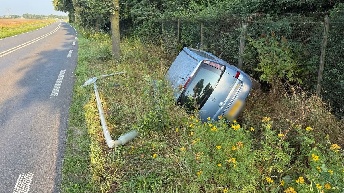 Auto in greppel: bestuurder gaat te voet verder