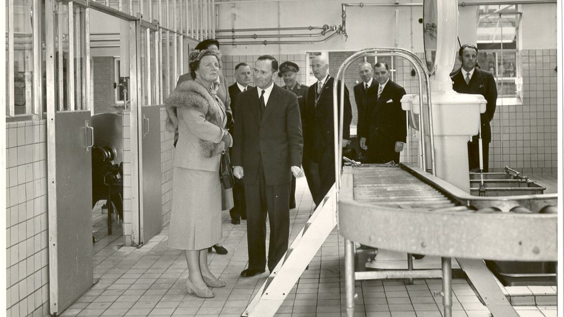 Koningin Juliana bezoekt in 1954 de melkfabriek in Nunspeet (Foto's: Nestlé)