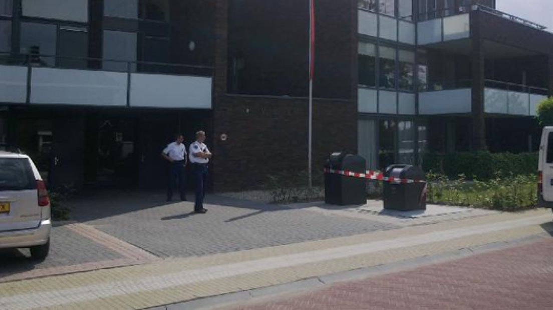 De politie kan waarschijnlijk pas dit weekend de identiteit bekend maken van de man en de vrouw die donderdag dood werden gevonden in een appartement in Lochem.