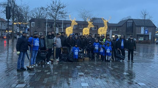 Moslims ruimen vuurwerkresten op: 'Reinheid en dienstbaarheid'