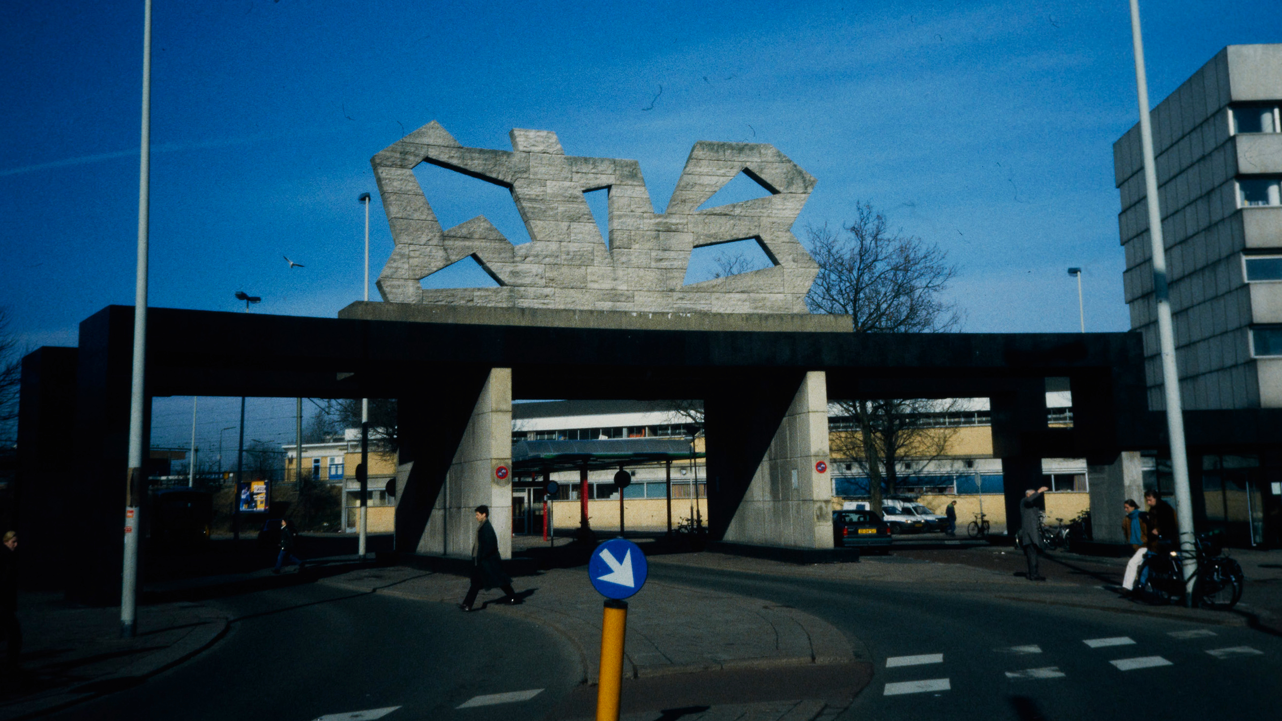 De 'Speculaasjes' van J.H. Baas stonden ooit boven de poortdoorgangen van het oude stationsgebouw (Foto ca. 1995-2005)