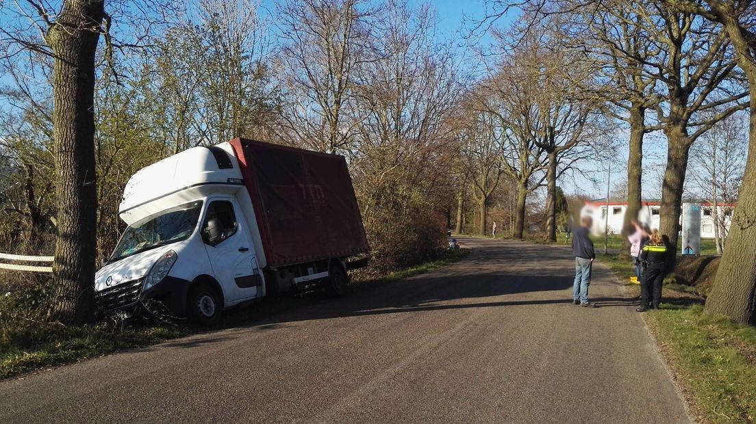 De vrachtwagen kwam tegen een boom tot stilstand