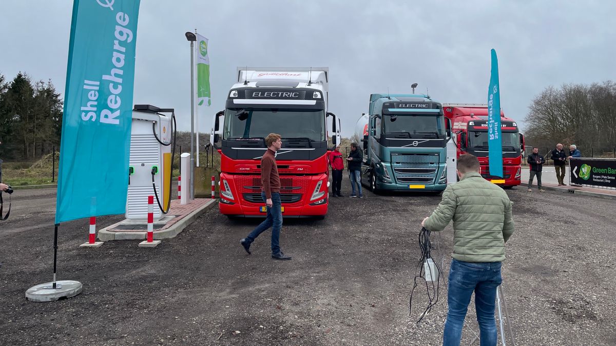 Eerste publieke laadplek elektrische vrachtwagens in Drenthe geopend
