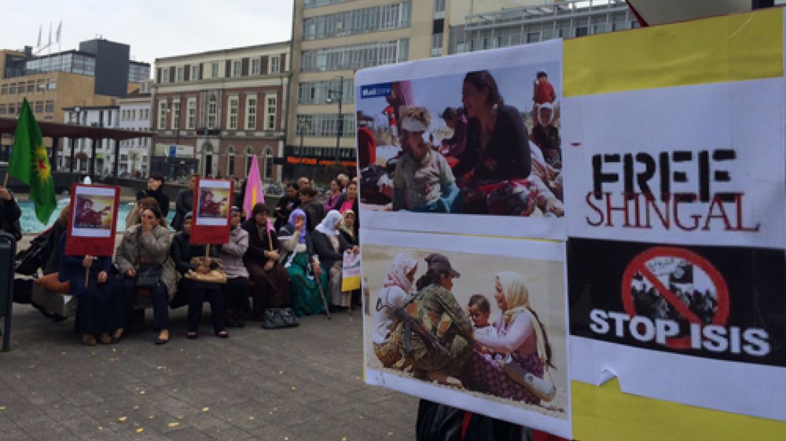 Op het Willemsplein in Arnhem demonstreren vanmiddag opnieuw Koerden tegen terreurorganisatie Islamitische Staat (IS).