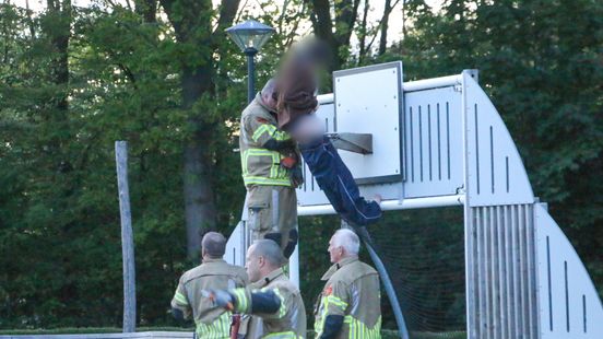 Brandweer bevrijdt meisje uit basketbalnet Home