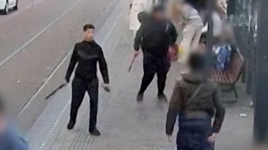 Jongen aangevallen met grote machetes op drukke tramhalte Jongen aangevallen met grote machetes op drukke tramhalte