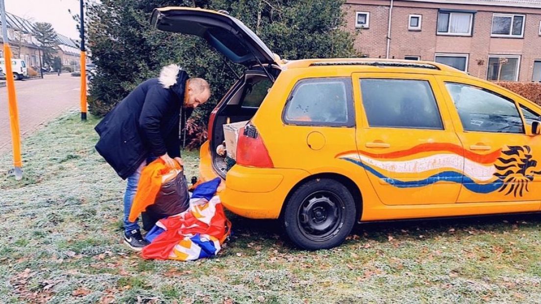 De oranje auto komt wel mooi van pas om alle versiering af te voeren