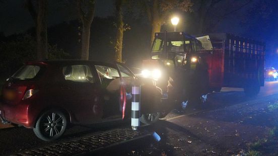 Twee gewonden bij frontale botsing tussen auto en trekker in Langelo. Twee gewonden bij frontale botsing tussen auto en trekker in Langelo.