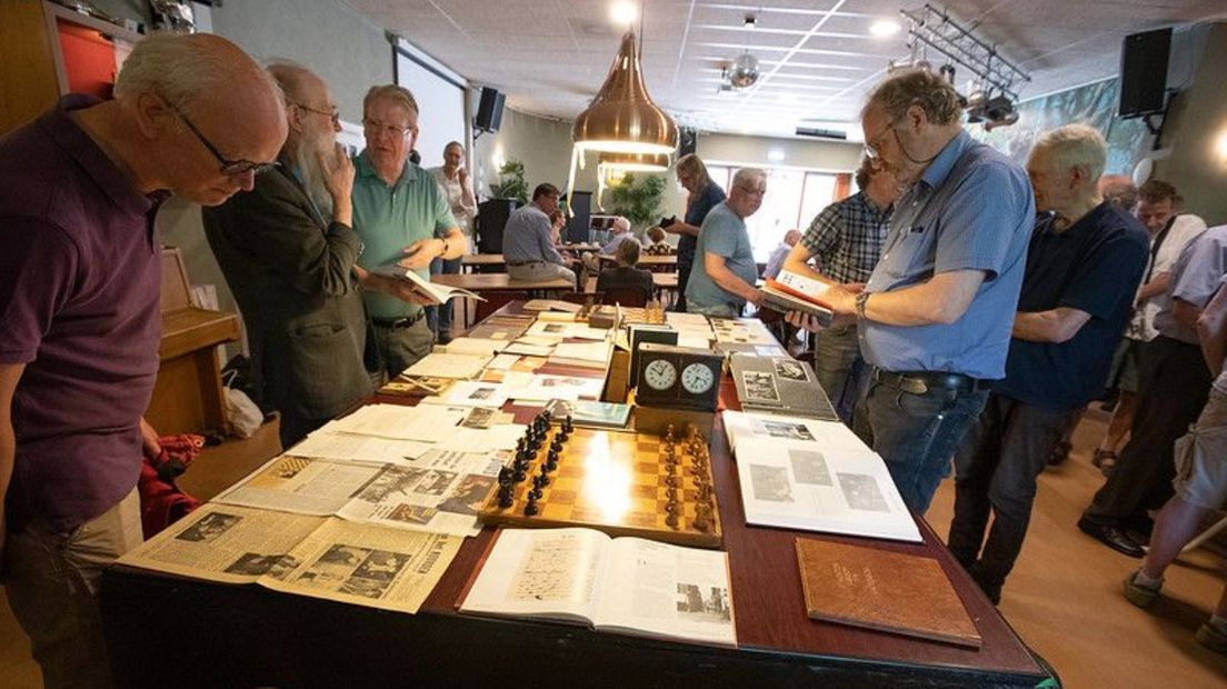 De tastbare geschiedenis van Staunton in de vorm van krantenartikelen, schaakklokken, jubileumboeken en andere snuisterijen