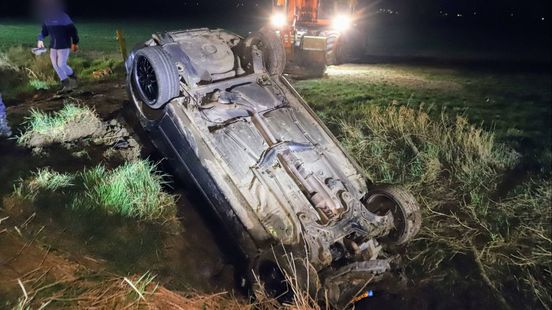 Twee gewonden na ongeluk, auto belandt op de kop. Twee gewonden na ongeluk, auto belandt op de kop.