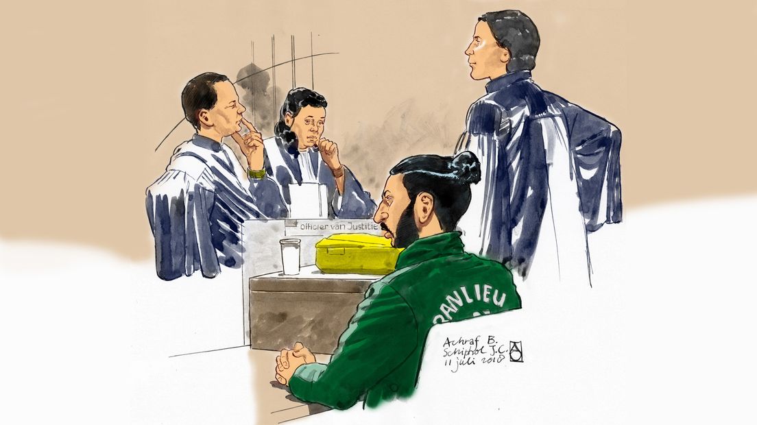 Achraf B. (in groene jas) tijdens een rechtszaak in juli.
