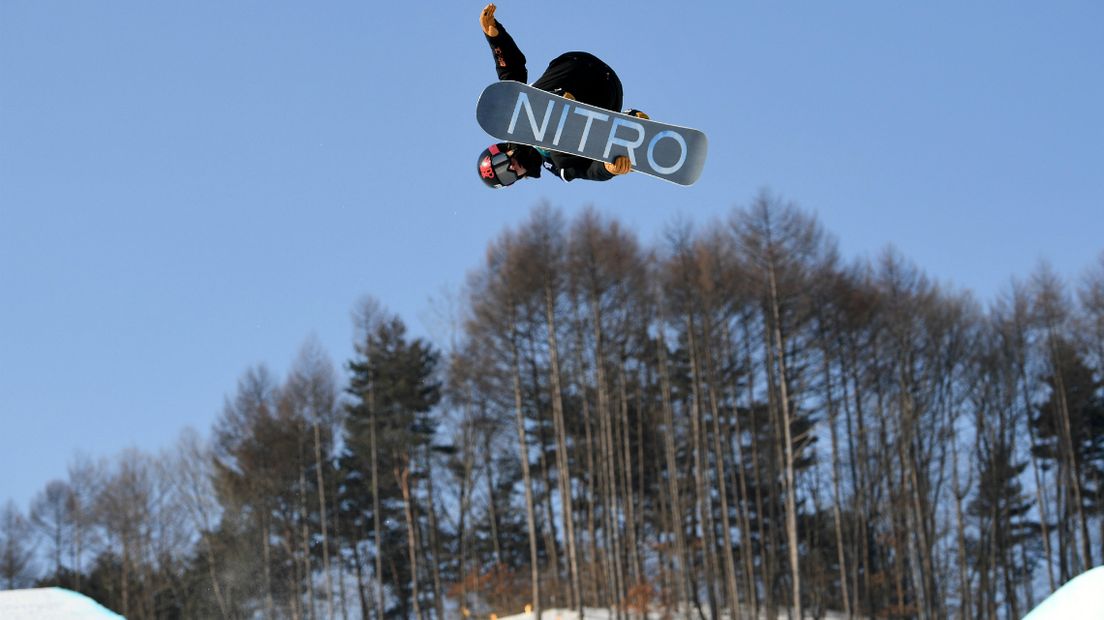 Een snowboarder in actie.