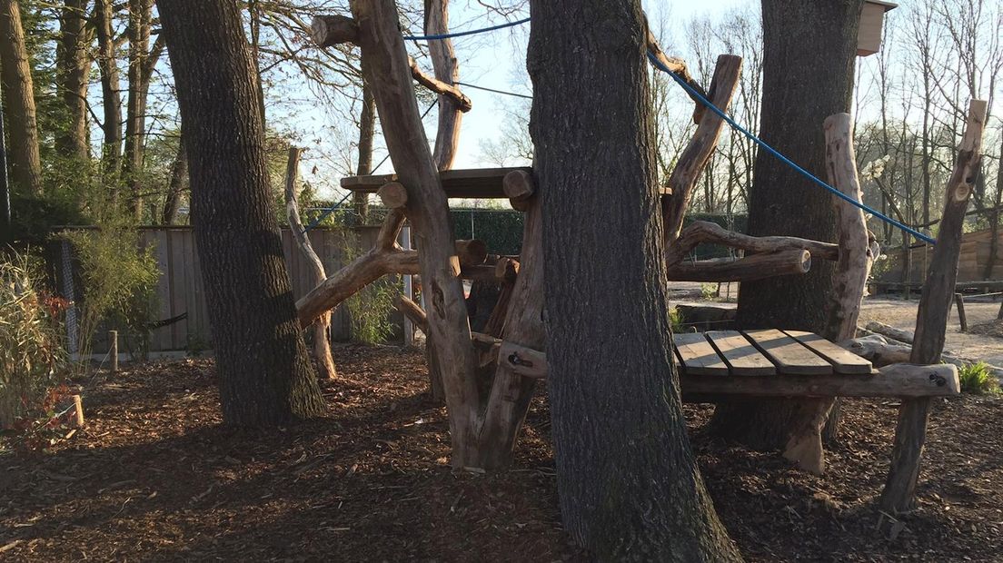 Er zijn natuurlijke speelvoorzieningen aangebracht